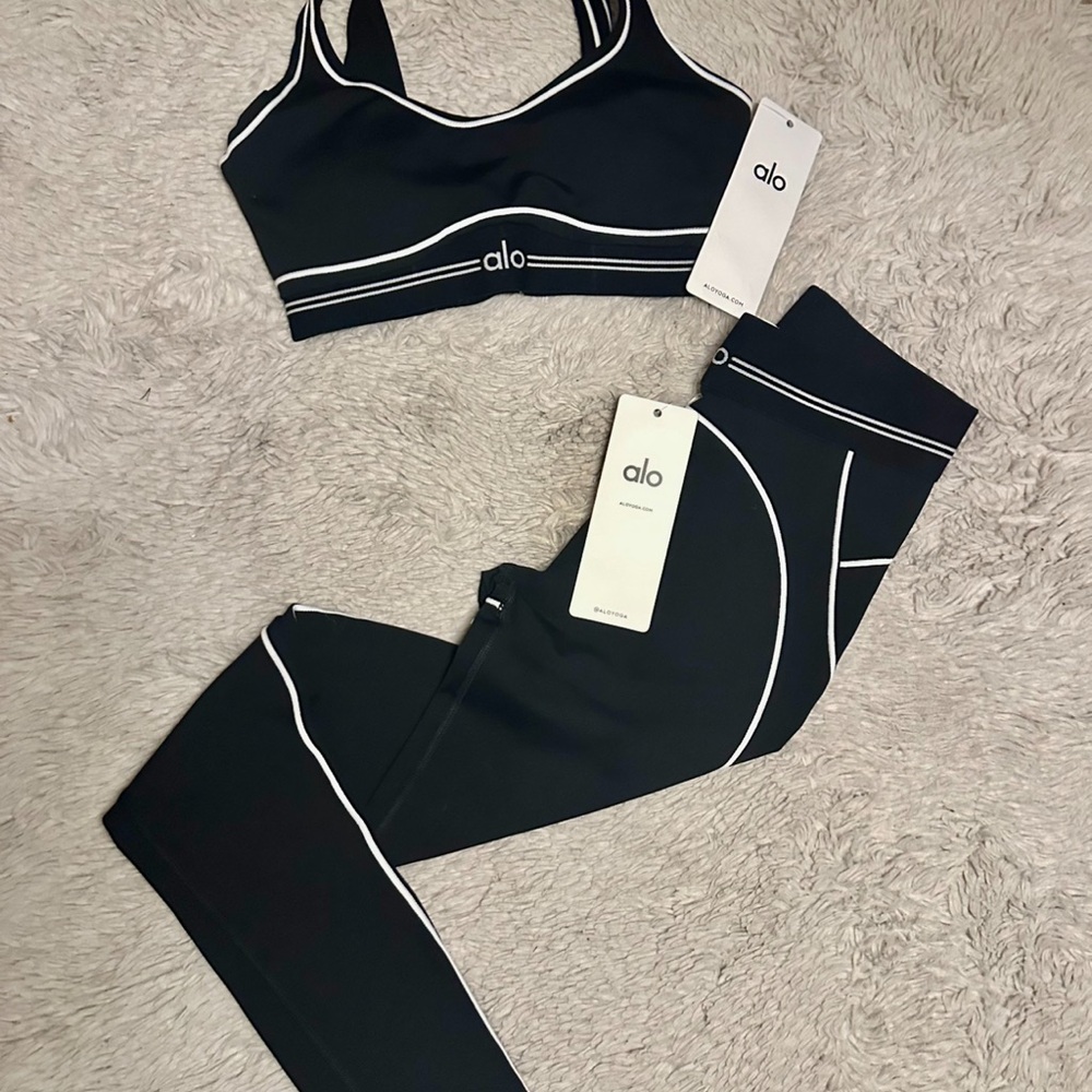 ALO Yoga Black and White Set message if interested/buying‼️‼️‼️